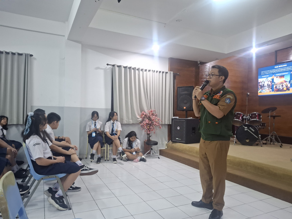 Narasumber Mitigasi Bencana Gempa Bumi dalam kegiatan Masa Pengenalan Lingkungan Sekolah (MPLS) bagi peserta didik baru di SMP Kalam Kudus