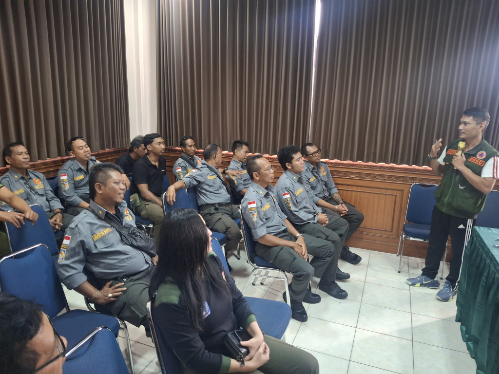Sosialisasi Mitigasi Bencana pada Pelatihan Linmas Kelurahan Legian yang diselenggarakan di Kantor Lurah Legian