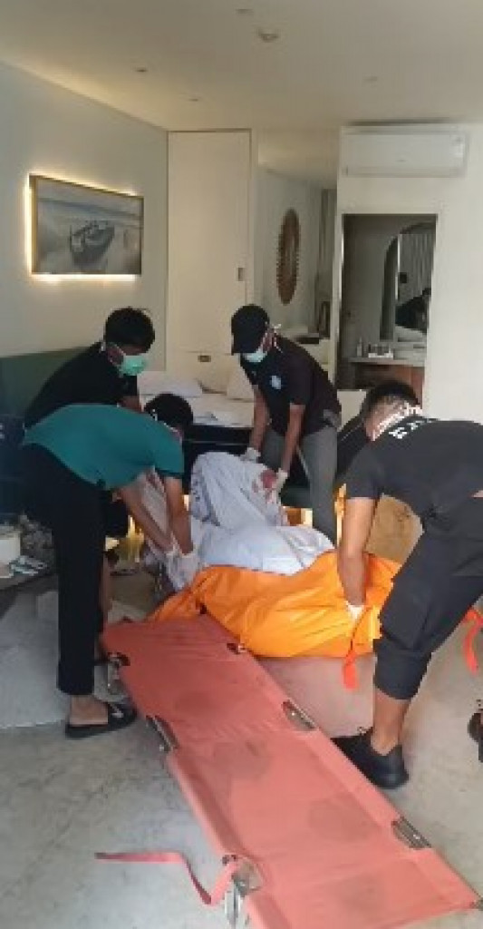 Tim Service Antar Jenazah Gratis (SAJAGAT) Badung di bawah Kabid Kedaruratan dan Logistik, I Ketut Murdika, S.STP melakukan Evakuasi jenazah di Jalan Werkudara, Kelurahan Legian ke RS. Proef. Ngoerah
