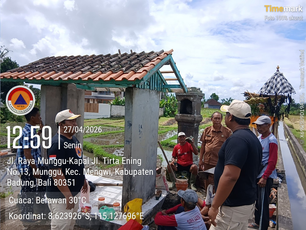 Pelinggih tersambar petir di Banjar Sedahan, Desa Munggu, Kecamatan Mengwi