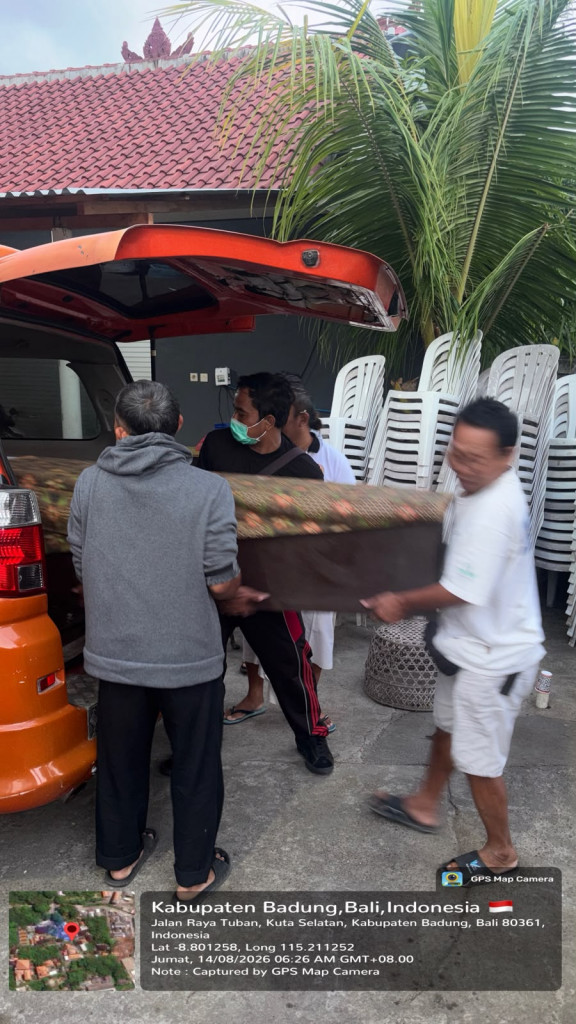 Tim Service Antar Jenazah Gratis (SAJAGAT) Badung melakukan Evakuasi jenazah dari Rs. Proef Ngoerah ke Rumah duka di Jalan Maya Loka, Kampial, Kuta Selatan