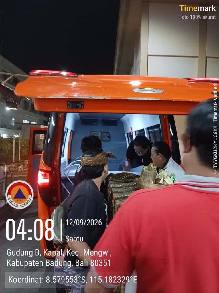 Tim Service Antar Jenazah Gratis (SAJAGAT) Badung melakukan Evakuasi  jenazah dari Rs. Mangusada Kapal ke Rumah Duka di Banjar Bangah Baturiti, Kabupaten Tabanan