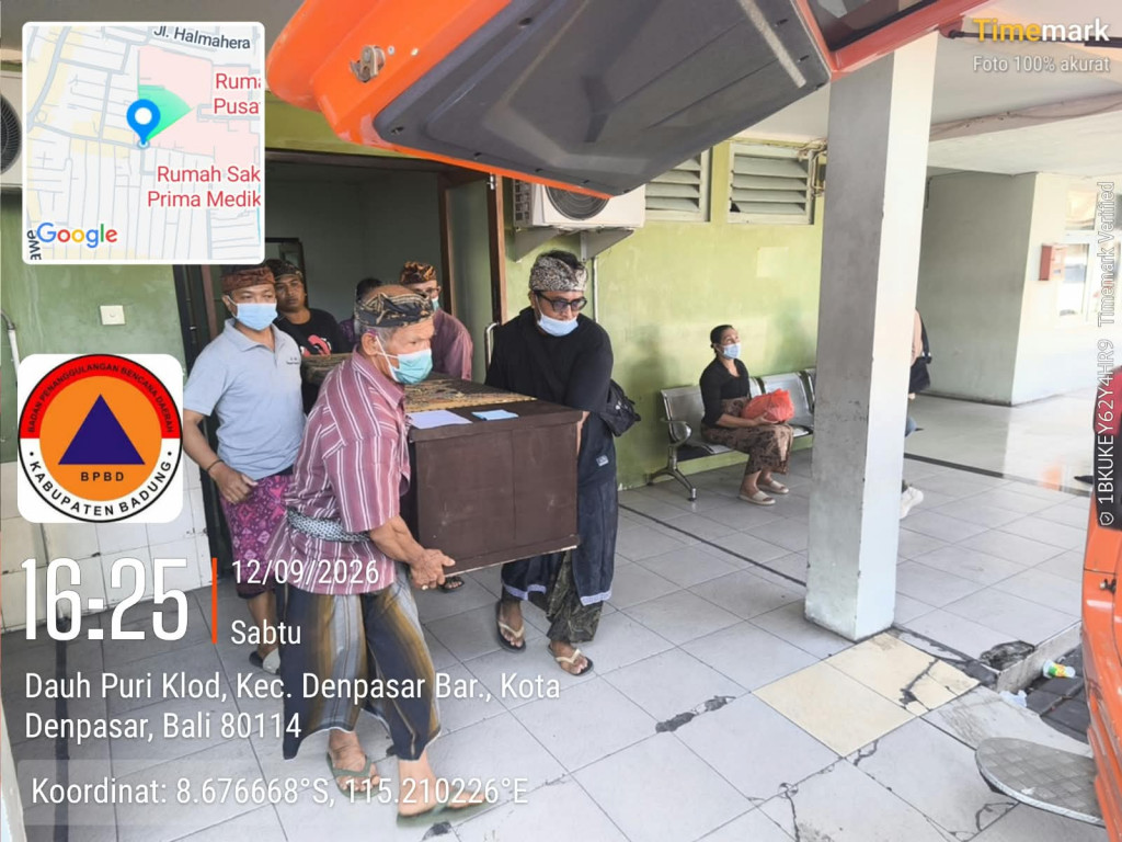 Tim Service Antar Jenazah Gratis (SAJAGAT) Badung melakukan Evakuasi  Jenazah dari Rs. Proef Ngoerah ke Setra Desa Adat Petang