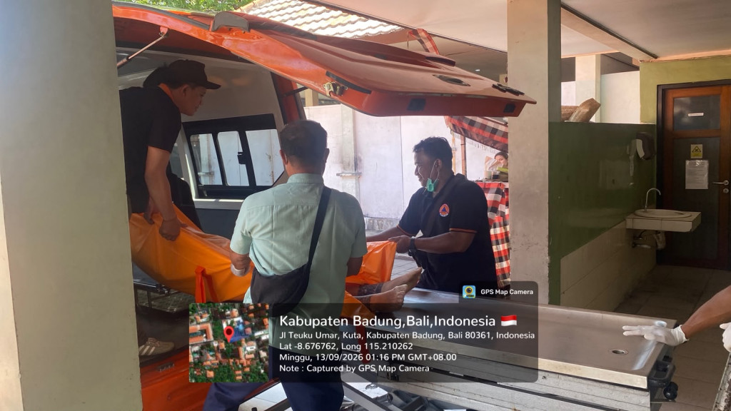 Tim Service Antar Jenazah Gratis (SAJAGAT) Badung melakukan Evakuasi  Jenazah dari Gang Nuansa Kuta, Kelurahan Kuta ke Rs. Proef Ngoerah