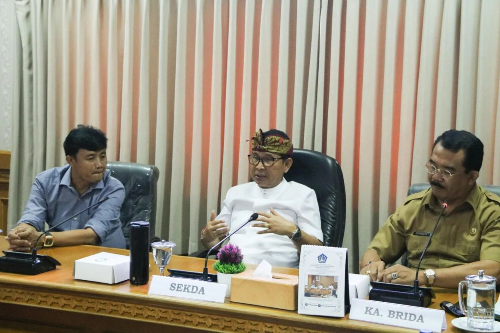 Sekretaris Daerah Kabupaten Badung memimpin rapat evaluasi membahas ketersediaan dan distribusi beras dilingkungan Pemerintah Kab. Badung
