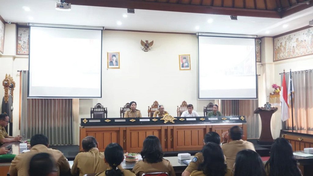 tim juri/tim penilai melakukan verifikasi ke Kantor Desa Darmasaba