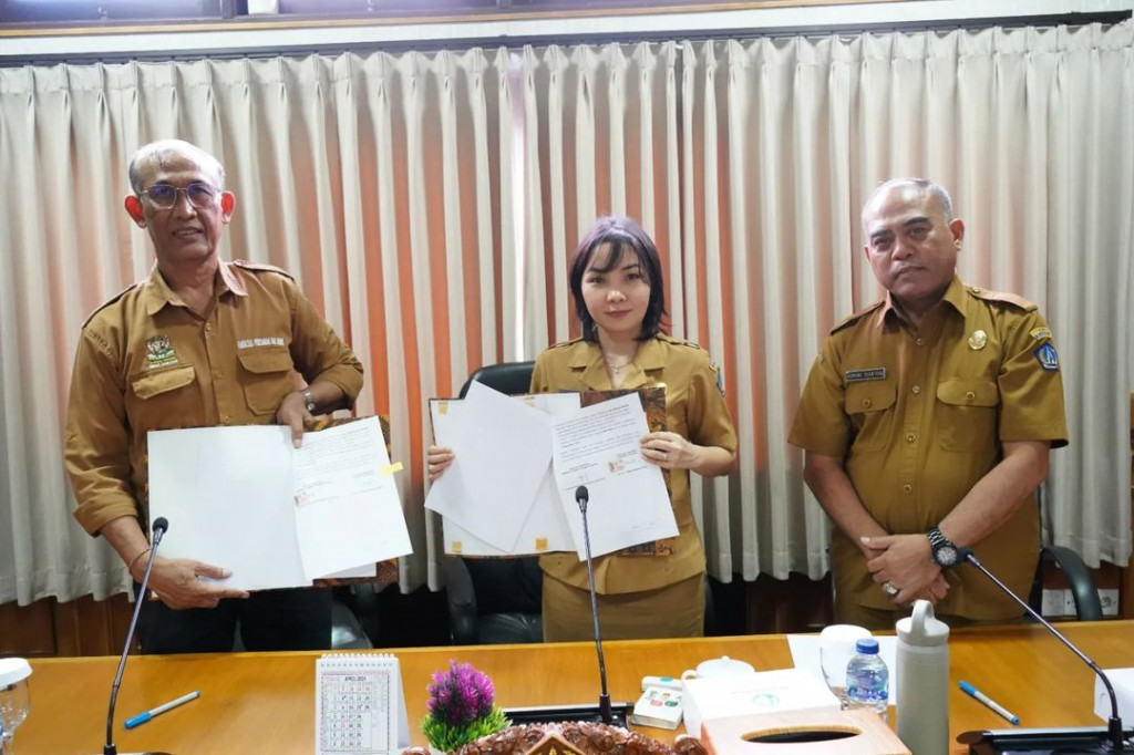 Penandatanganan Kerjasama Kontrak Swakelola Bersama Dekan Fakultas Pertanian dan Bisnis Universitas Mahasaraswati