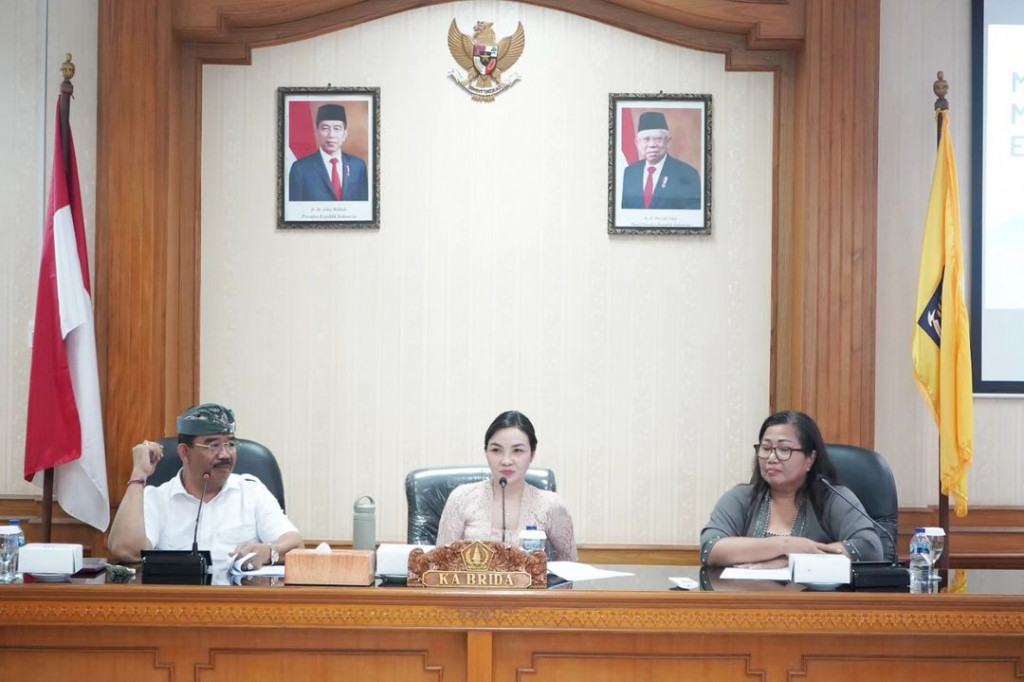 Rapat Pembahasan Laporan Pendahuluan Kegiatan Kajian Energi Baru Terbarukan (EBT) PLTS Atap di Kabupaten Badung