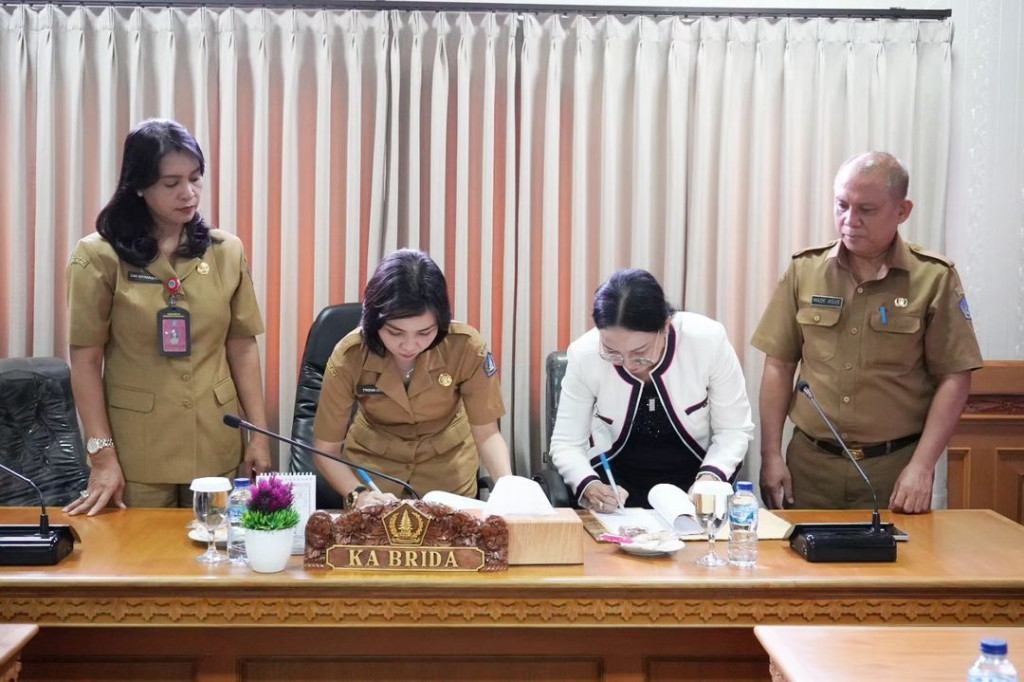 Penandatangan bersama Pokok Pokok Perjanjian dengan Tim Pelaksana Kegiatan dari Fakultas Pascasarjana Universitas Warmadewa