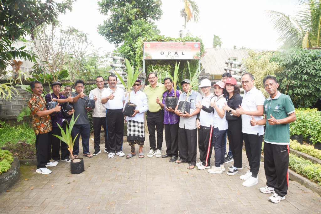 Pemkab Badung Serahkan 4900 Bibit Buah Kepada Subak Abian