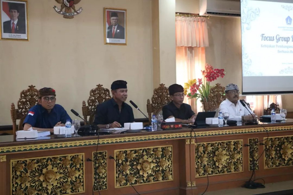 Focus Group Discussion (FGD) dengan tema “Kebijakan Pembangunan Berkelanjutan Berbasis Budaya”