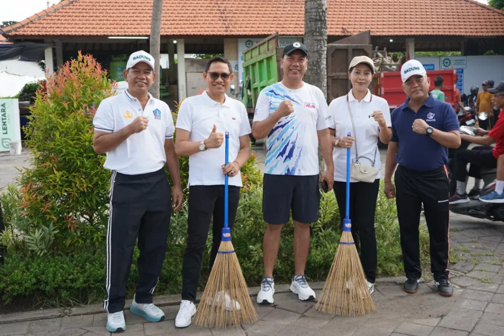 Gotong Royong Semesta Berencana Penanaman Pohon dan Bersih Sampah di kawasan Kantor Perbekel Desa Tibubeneng
