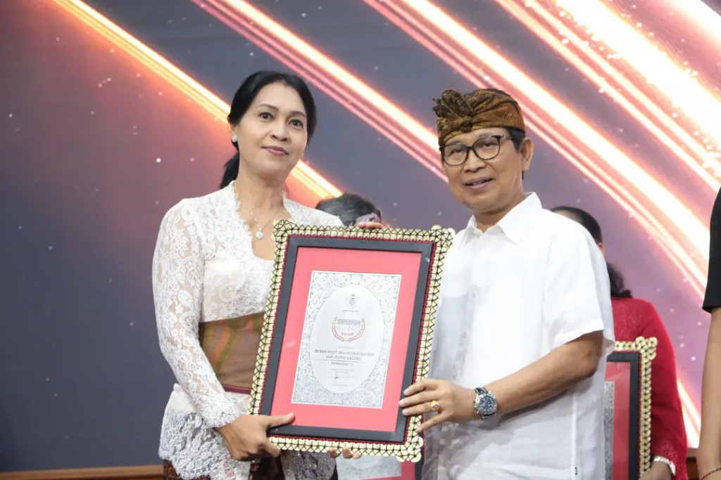 Badan Riset dan Inovasi Daerah Kabupaten Badung Menerima Penghargaan Organisasi Perangkat Daerah Terbaik VI