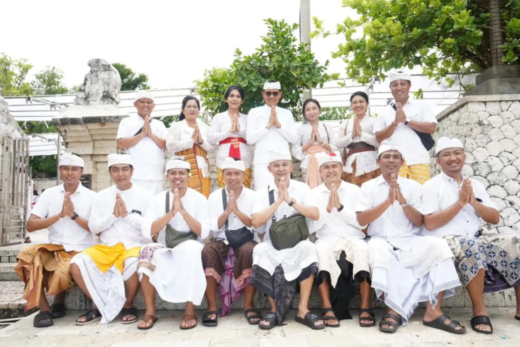 Persembahyangan Pujawali dan Bakti Penganyaran ring Pura Luhur Uluwatu