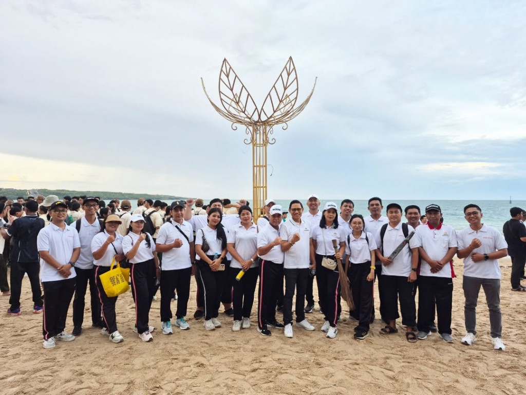 Korvei Aksi Bersih Sampah Laut di sepanjang Pantai Kedonganan, Badung
