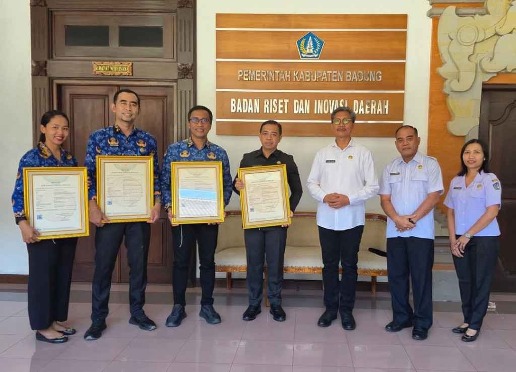Kepala Badan Riset dan Inovasi Daerah Kabupaten Badung Menyerahkan beberapa Sertifikat Hak Cipta Kekayaan Intelektual kepada DPRD Kabupaten Badung