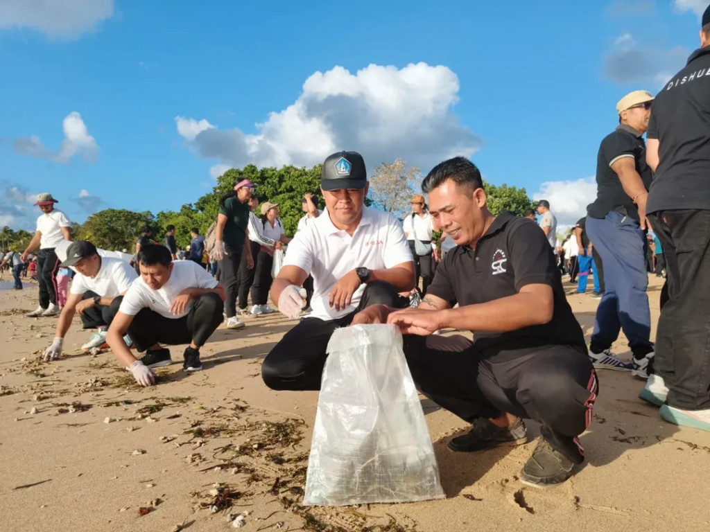 Kerja Bakti bersih Lingkungan (korve) Serentak yang dirangkaikan dengan Peluncuran Gerakan Indonesia Asri (Aman, Resik, Sehat, dan Indah) di Pantai Samuh
