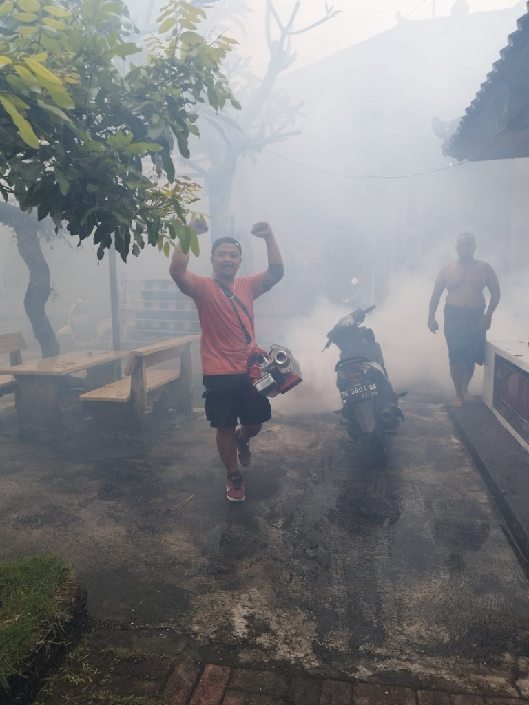 FOGGING DI BR. BERSIH DESA DARMASABA