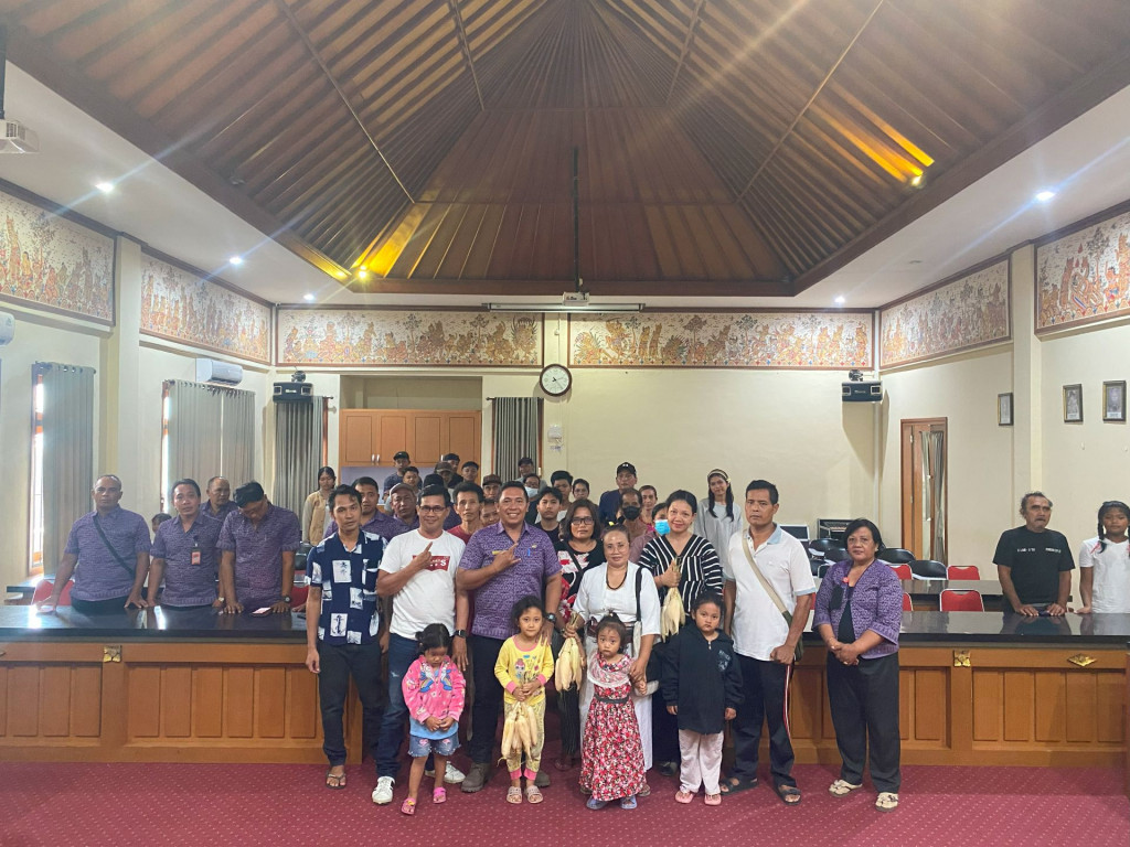 PEMBERIAN HASIL PANEN JAGUNG PROGRAM KETAHANAN PANGAN DESA KEPADA ANAK YATIM, PIATU DAN YATIM-PIATU DESA DARMASABA