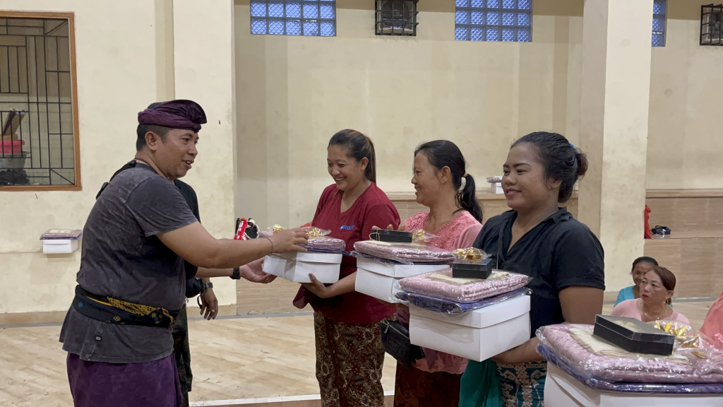 SERAH TERIMA SERAGAM BUSANA ADAT DALAM KEGIATAN PELATIHAN TARI WALI PKK BR BUCU