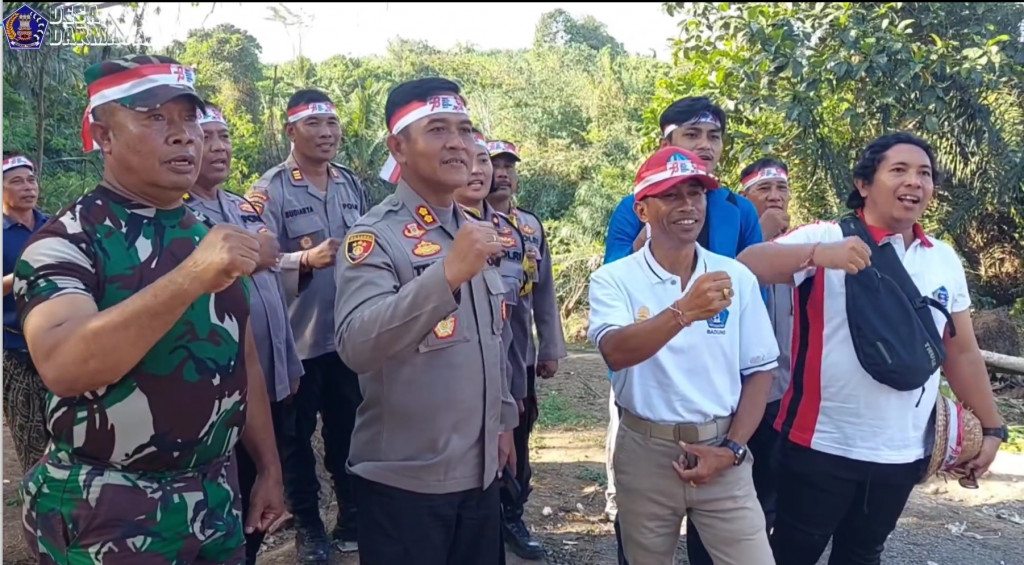 POLRI LESTARIKAN NEGERI PENGHIJAUAN SEJAK DINI DI DESA DARMASABA