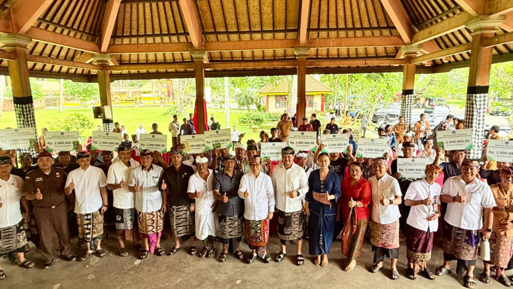 Perbekel Darmasaba Menghadiri Penyerahan Simbolis Bantuan Sosial Hari Raya Galungan dan Kuningan