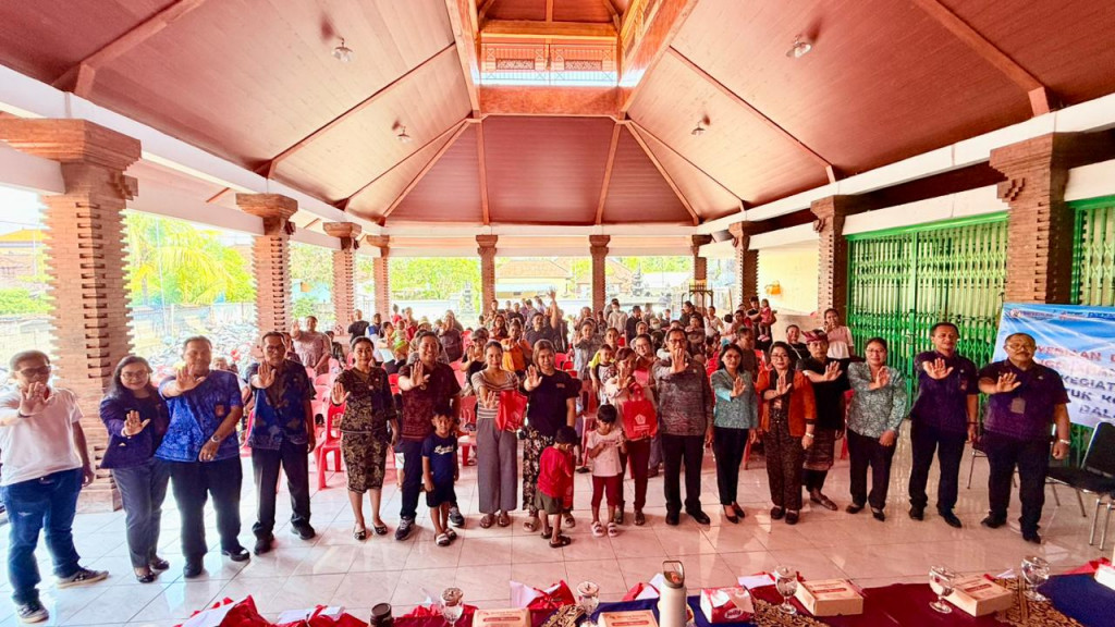 Pemberian Paket Olahan Ikan kepada Balita dan Ibu Hamil di Desa Darmasaba