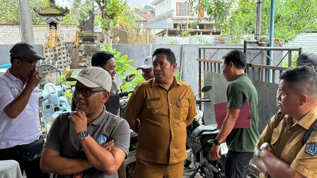 Mendatangi Langsung Lokasi Rumah Pelaku Pembuang Sampah Liar di Darmasaba yang Tinggal di Desa Sebelah.