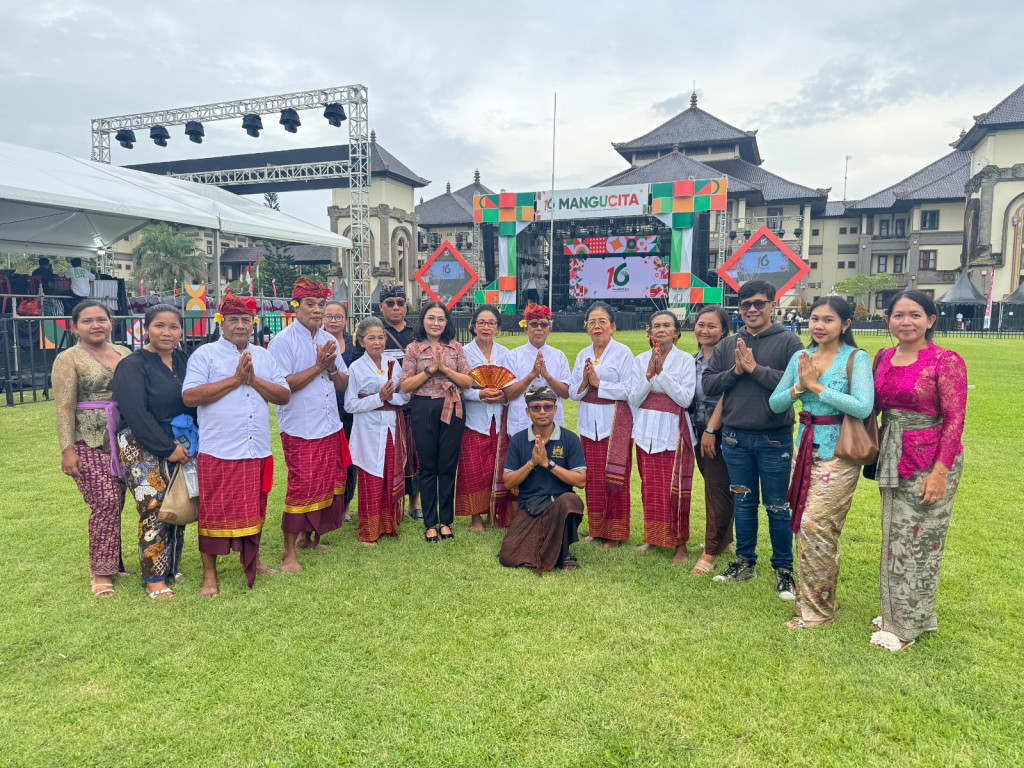 Pelatihan dan Parade Janger Lansia Desa Darmasaba dalam Meriahkan HUT Kota Mangupura Ke-16 Kabupaten Badung.