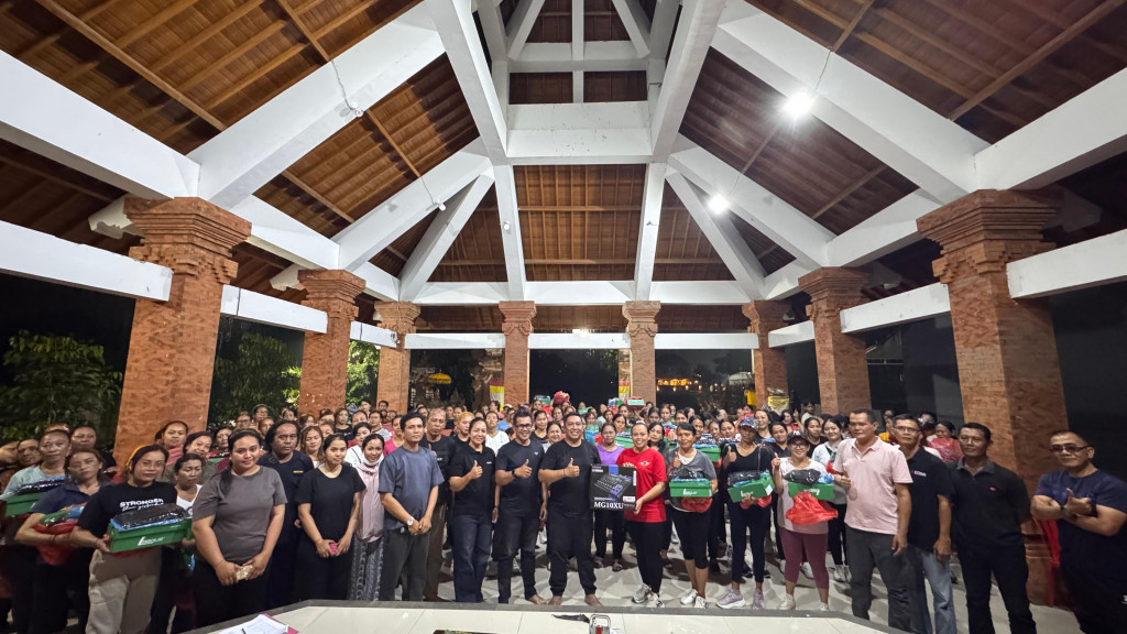 Serah Terima Sarana Prasarana Pelatihan Senam Sehat PKK Br. Balerpasr