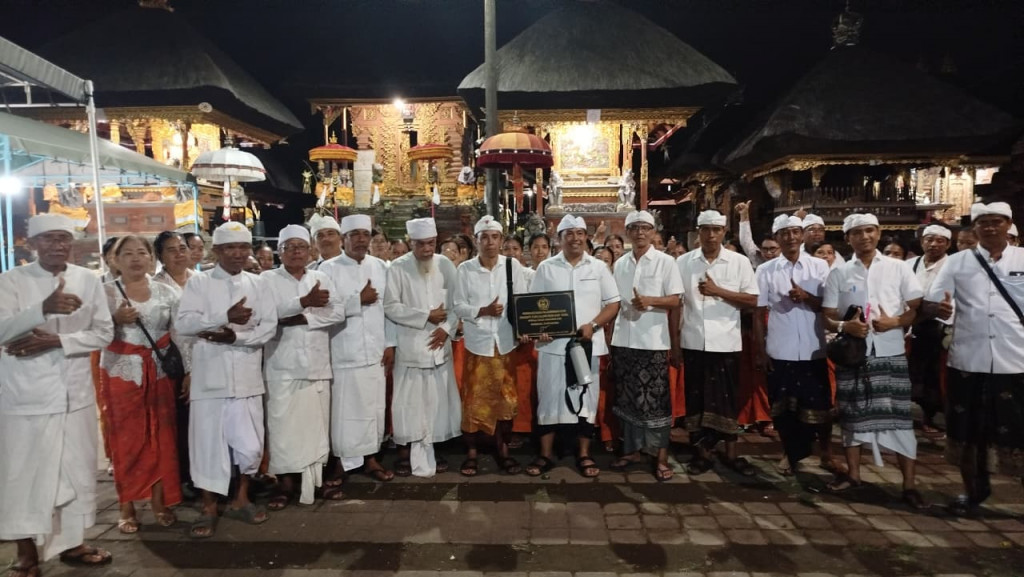 Serah Terima Pajenengan dan Pengapit Pura Dalem Desa Adat Tegal