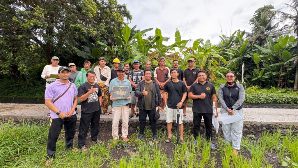 Serah Terima Jalan Usaha Tani (JUT) Munduk Apit Yeh Kangin Subak Tanah Putih, Desa Darmasaba