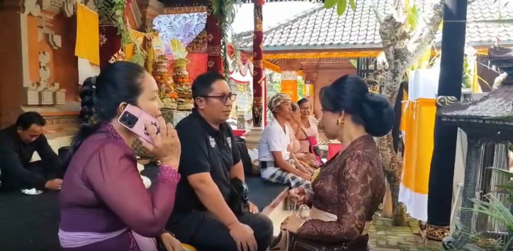 Pemerintah Desa Darmasaba menghadiri undangan pernikahan (pawiwahan) warga Banjar Penenjoan.