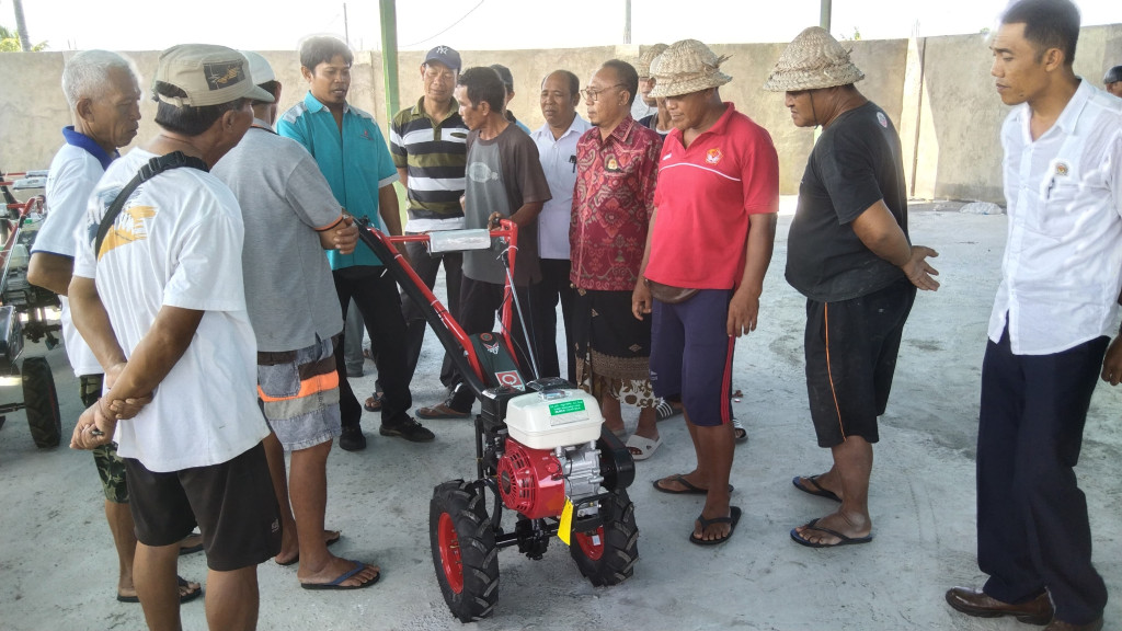 PENYERAHAN CULTIVATOR KEPADA PEKASEH DI DESA ANGANTAKA