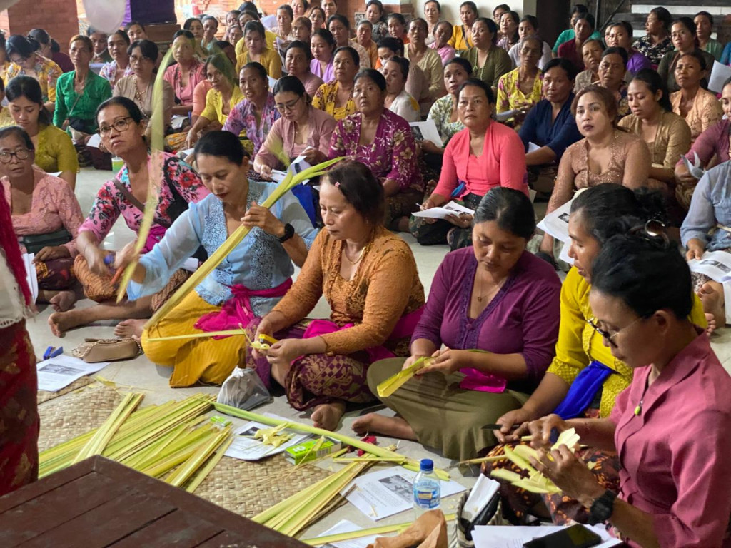 Pelatihan Banten Upakara Br. Desa Angantaka