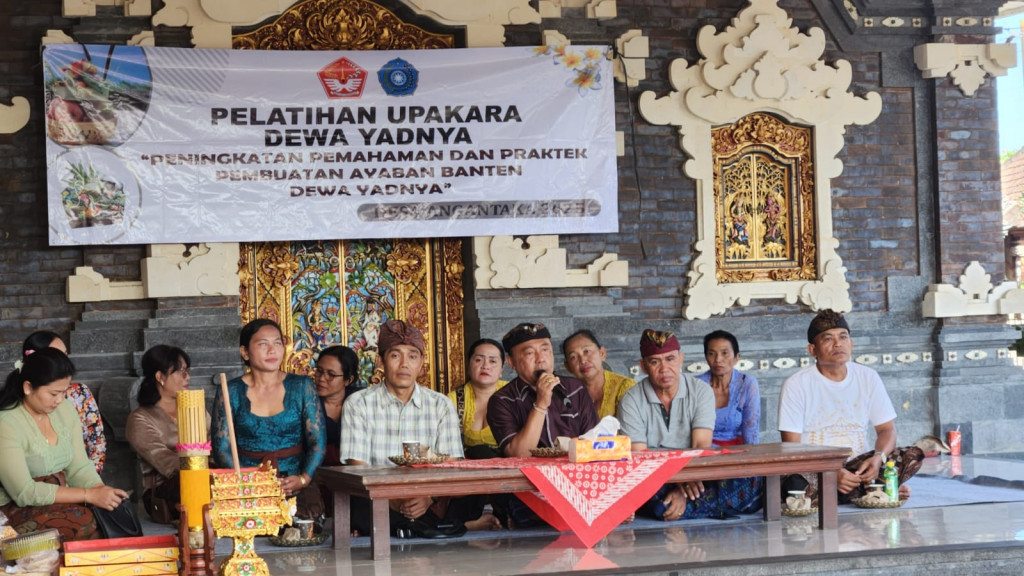 Pelatihan Banten Upakara Dewa Yadnya Br. Dalem Angantaka
