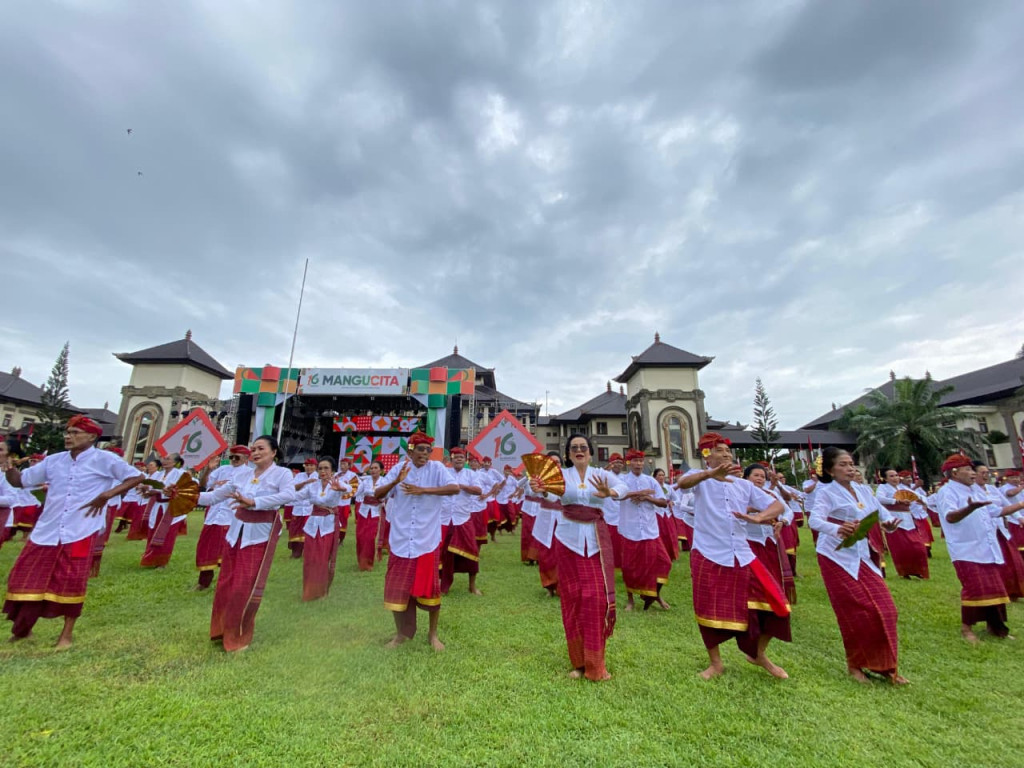 Semangat Tak Padam, Lansia Desa Angantaka Pukau Penonton di Tari Janger Masal HUT Mangupura