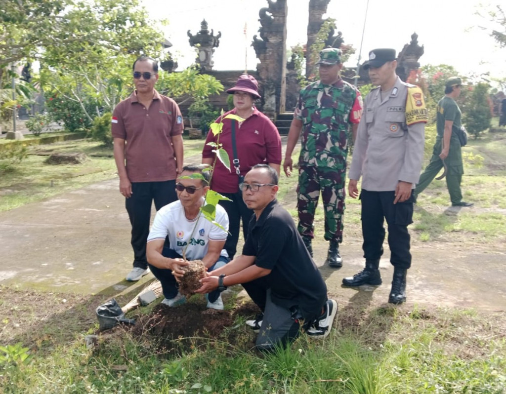 Gotong Royong Semesta Berencana Penanaman Pohon dan Bersih Sampah Tahap ke Dua