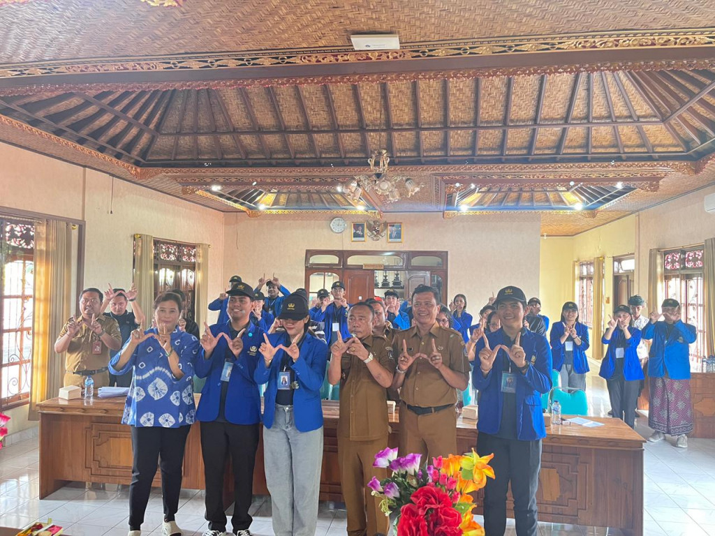 Wujudkan Smart Village, Mahasiswa KKN Universitas Warmadewa Resmi Diterima di Desa Angantaka