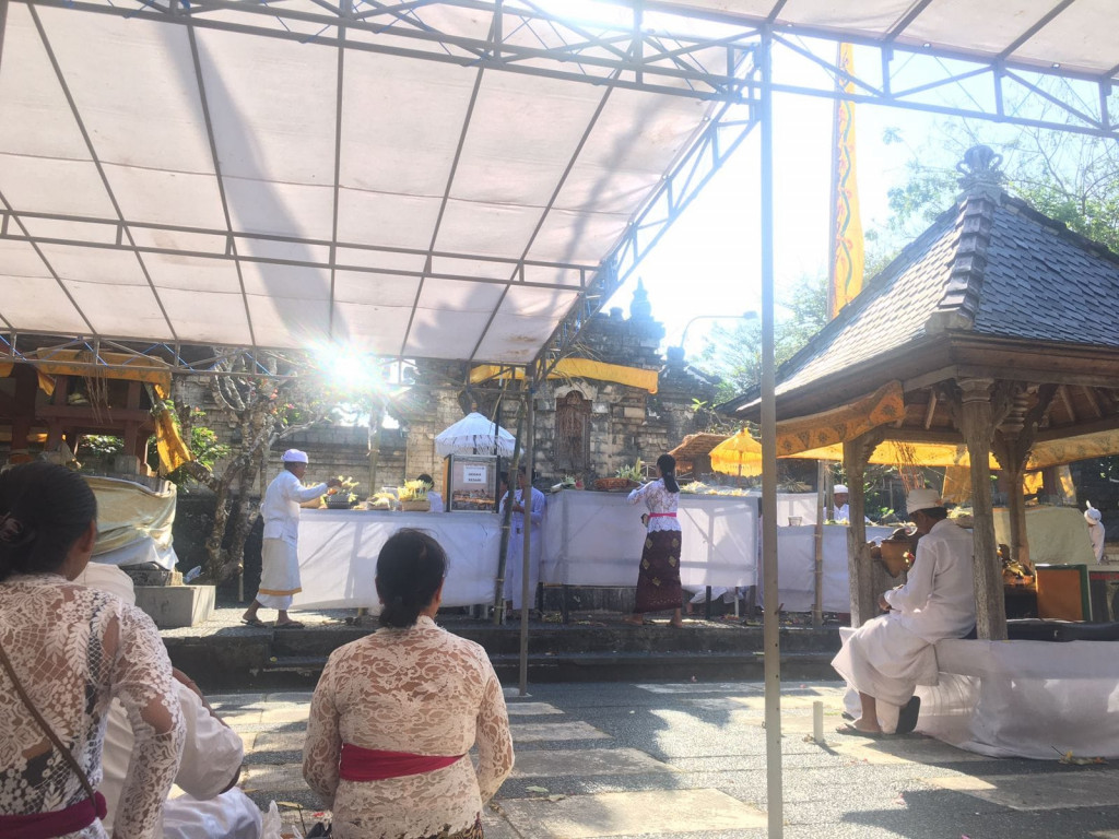 Penganyaran Perangkat Desa, BPD dan Tenaga Kebersihan Desa Ayunan ke Pura Luhur Uluwatu - Pecatu.