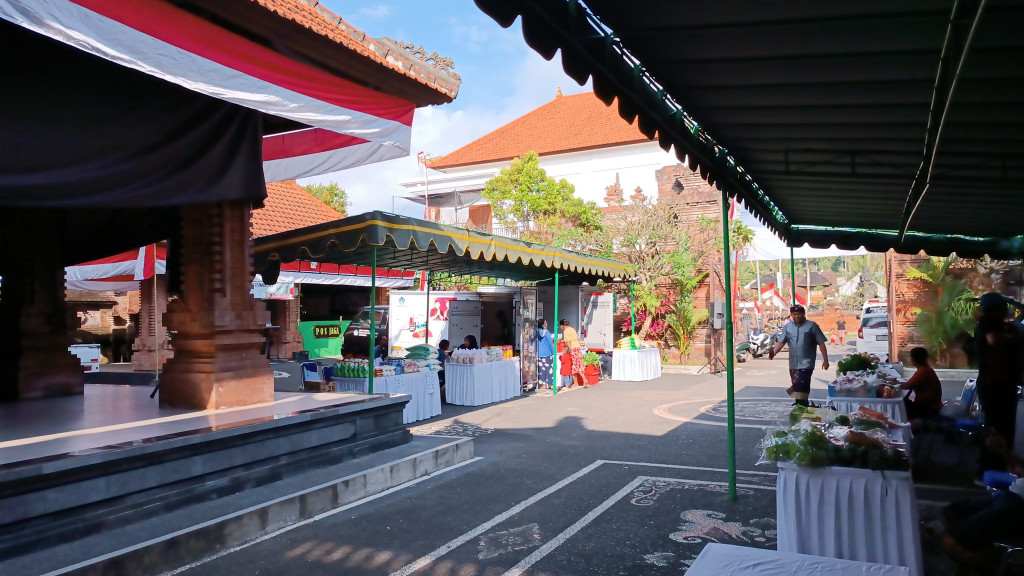 Operasi Pasar Murah yang diselenggarakan oleh Dinas Koperasi UKM dan Perdagangan Kabupaten Badung.