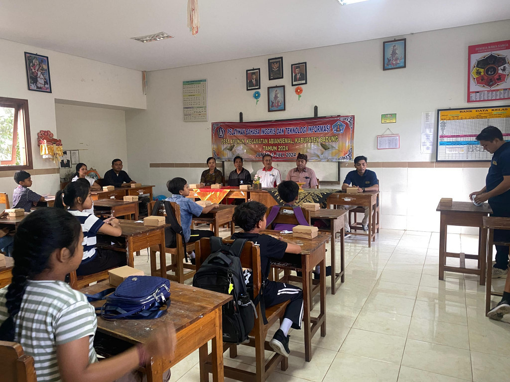 Pembukaan Pelatihan Bahasa Inggris dan Teknologi Informasi Untuk Siswa Tingkat Sekolah Dasar Kelas 6 di Desa Ayunan Tahun 2024.