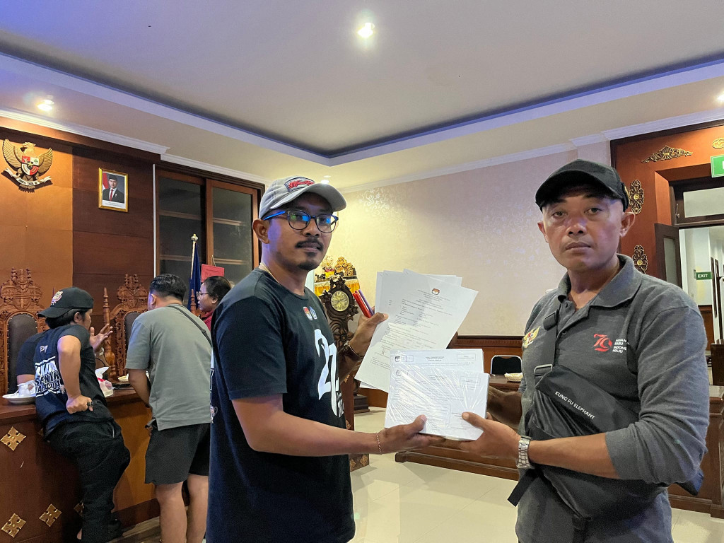 Penyerahan Surat Pemberitahuan Pemungutan Suara Kepada Masing - Masing Ketua KPPS.