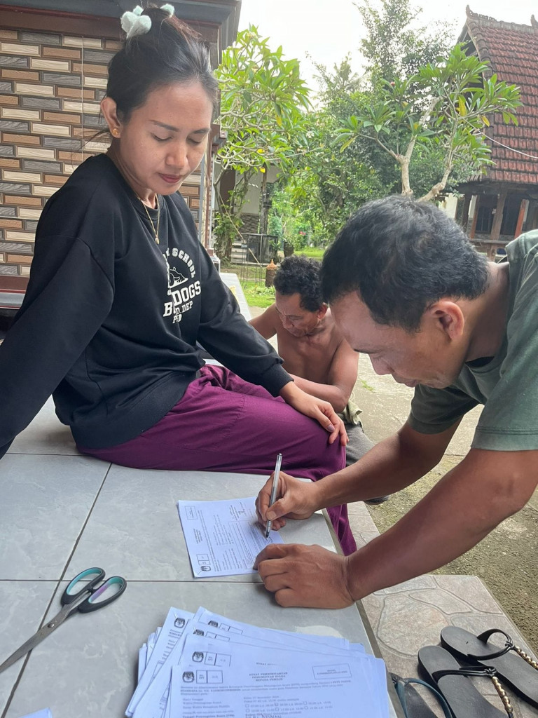 Anggota TPS 004 Mulai Mengadakan C-Pemberitahuan Kepada Masyarakat.