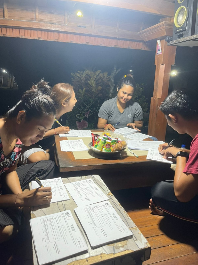 Pembagian Pemberitahuan Kepada Anggota KPPS di TPS 04.