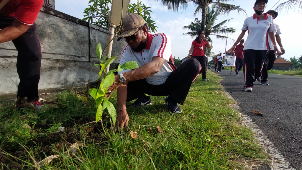 Penanaman pohon dalam rangka rahina tumpek wariga desa baha