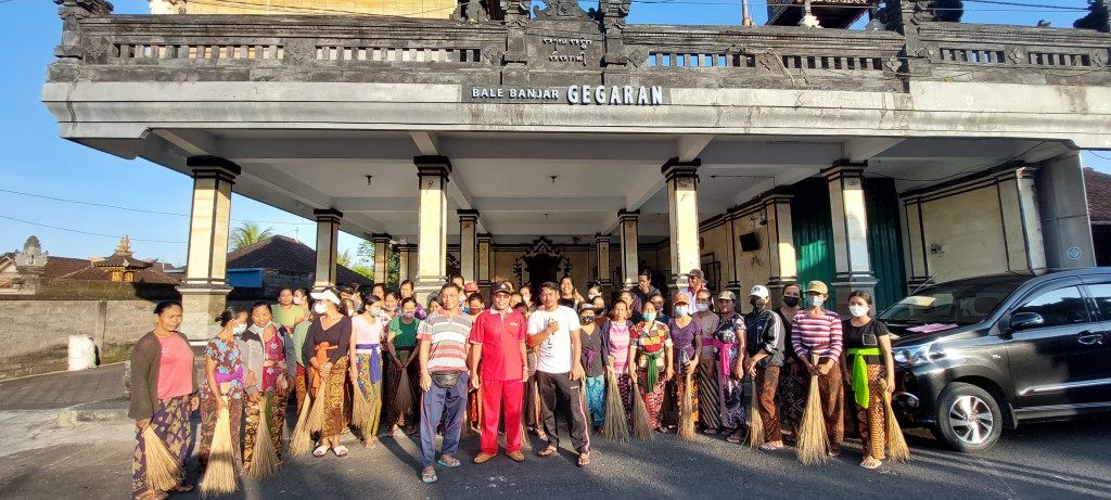 Kegiatan gotong royong dalam rangka menyambut Bulan Bung Karno dan Hari Raya Galungan dan Kuningan di Desa Baha