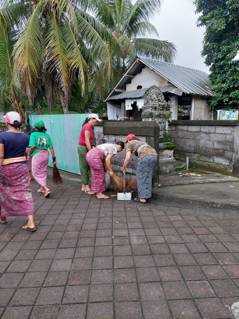 Gotong Royong tidak boleh dilupakan.