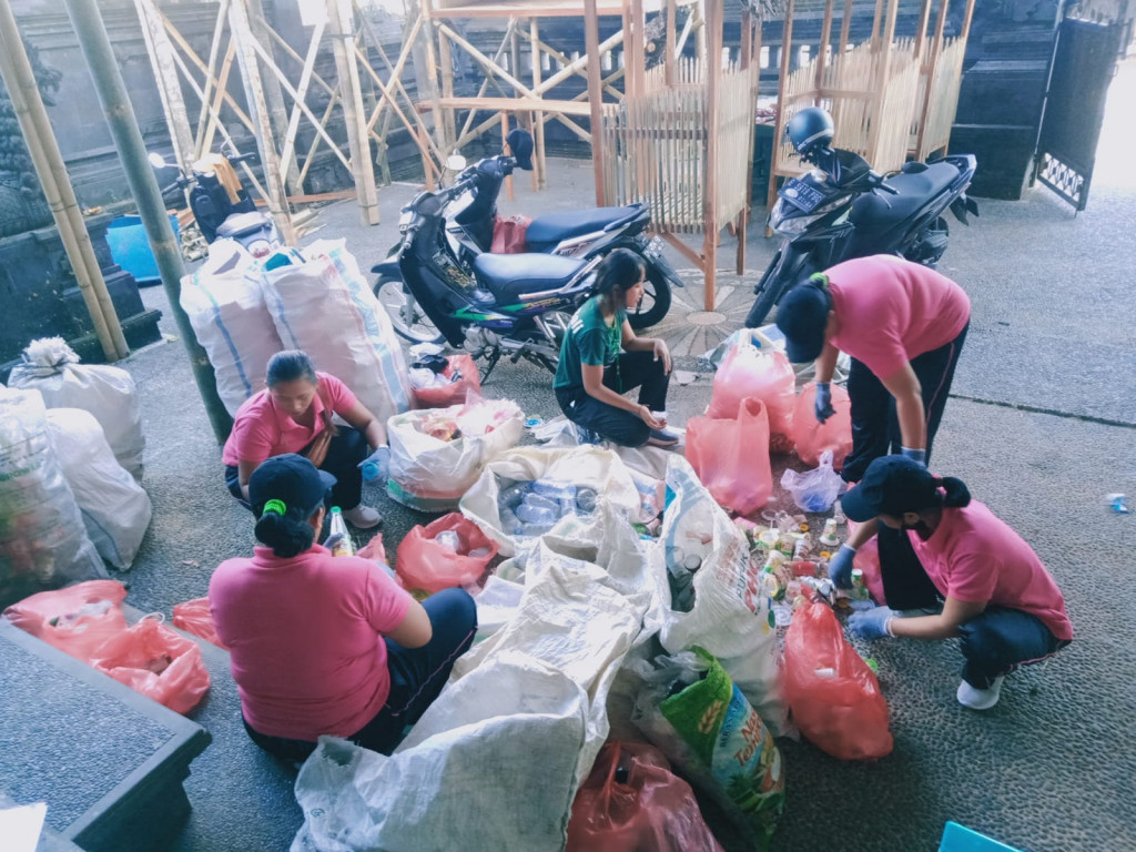 Perdana Kegiatan Bank Sampah Desa Baha
