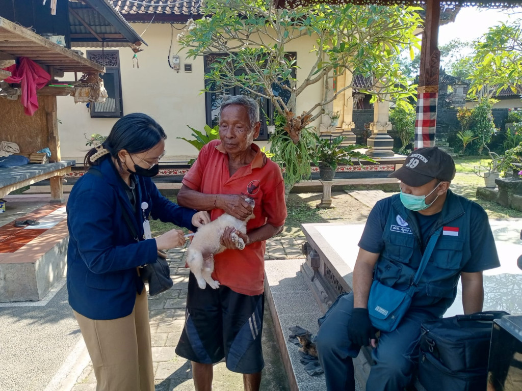 Pelaksanaan Vaksinasi Rabies di Desa Baha